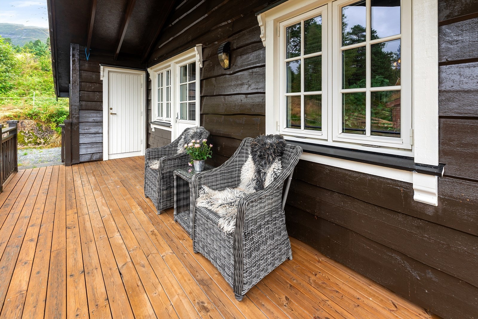 Sittegruppe på terrassen. Dør inn til sportsbod der ein kan lagre utemøblane bla. Galleribilde