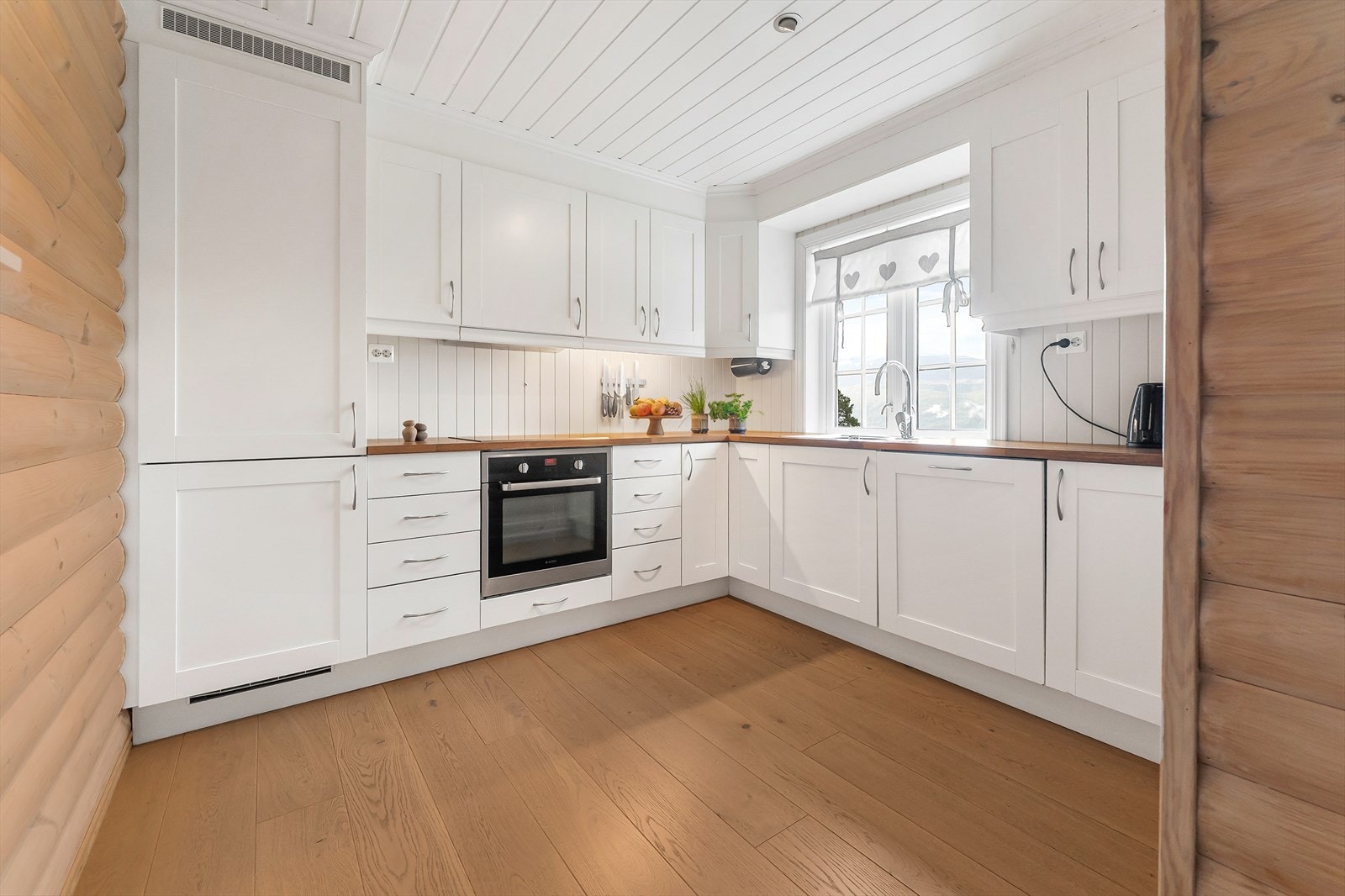 Kjøkkeninnreiing med integrerte kvitevarer Galleribilde