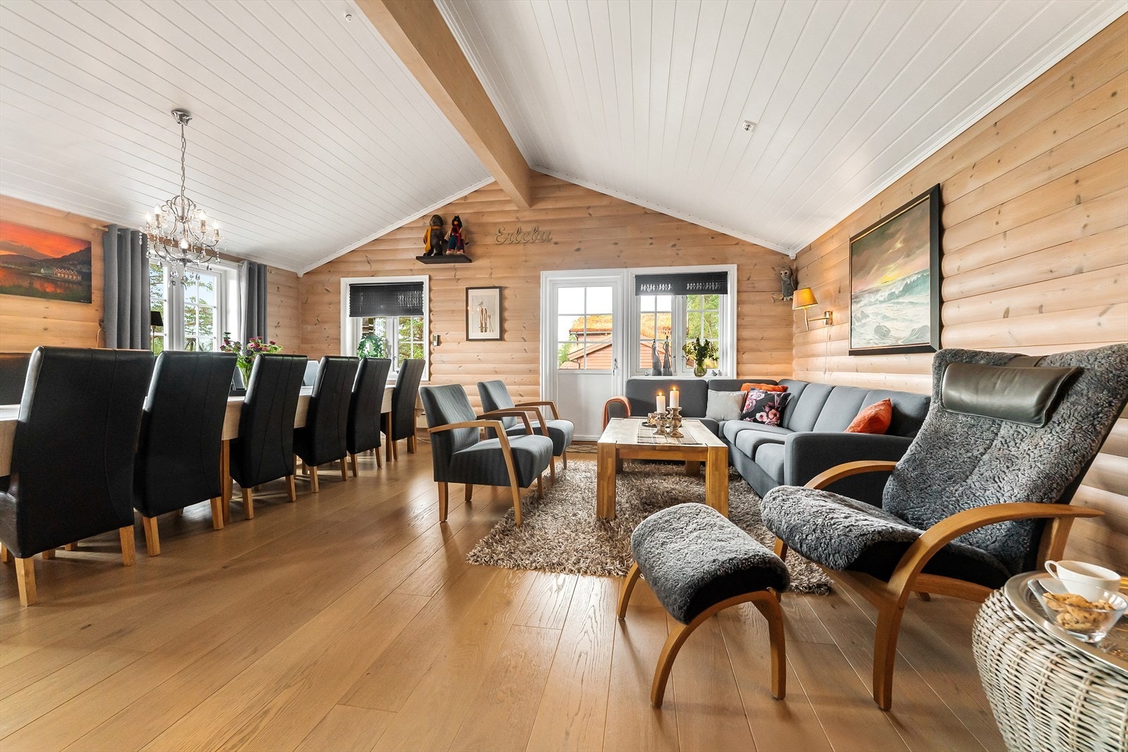 Romslig stue med stor takhøgde Galleribilde