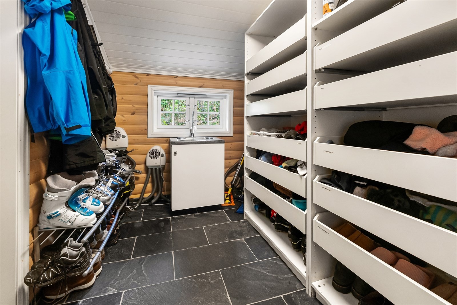 Bod med god plass til skiutstyr og uteklede Galleribilde