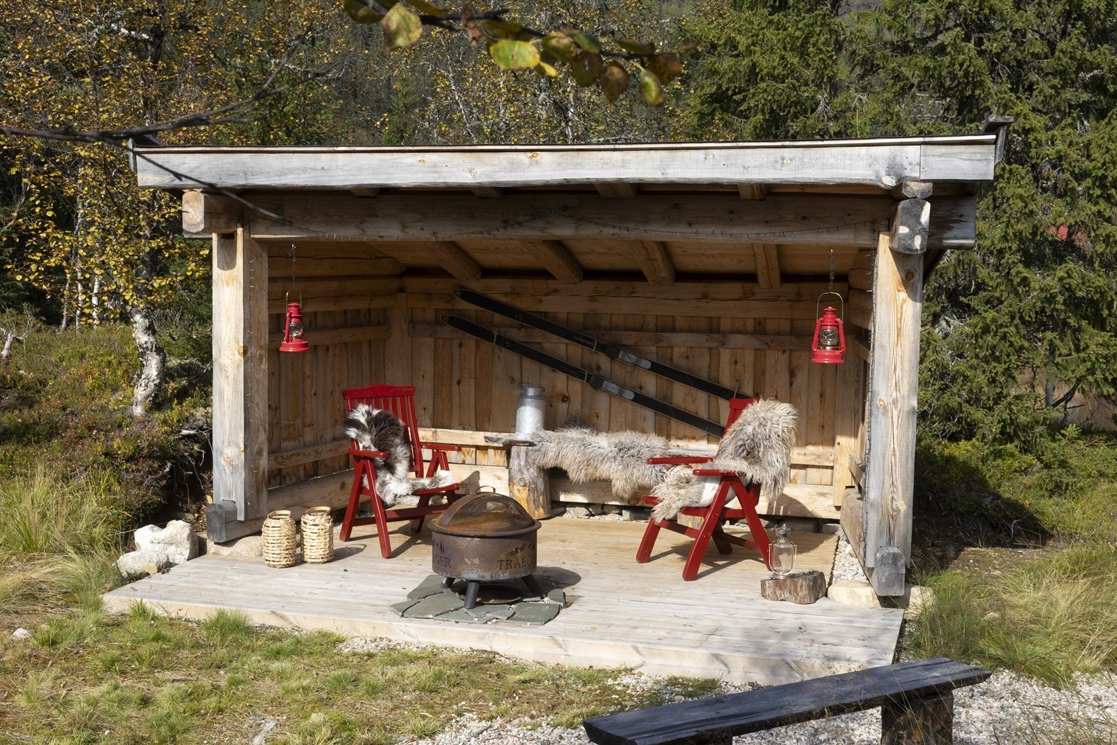 Frittstående gapahuk fra 2021 plassert like ved terrassen Galleribilde