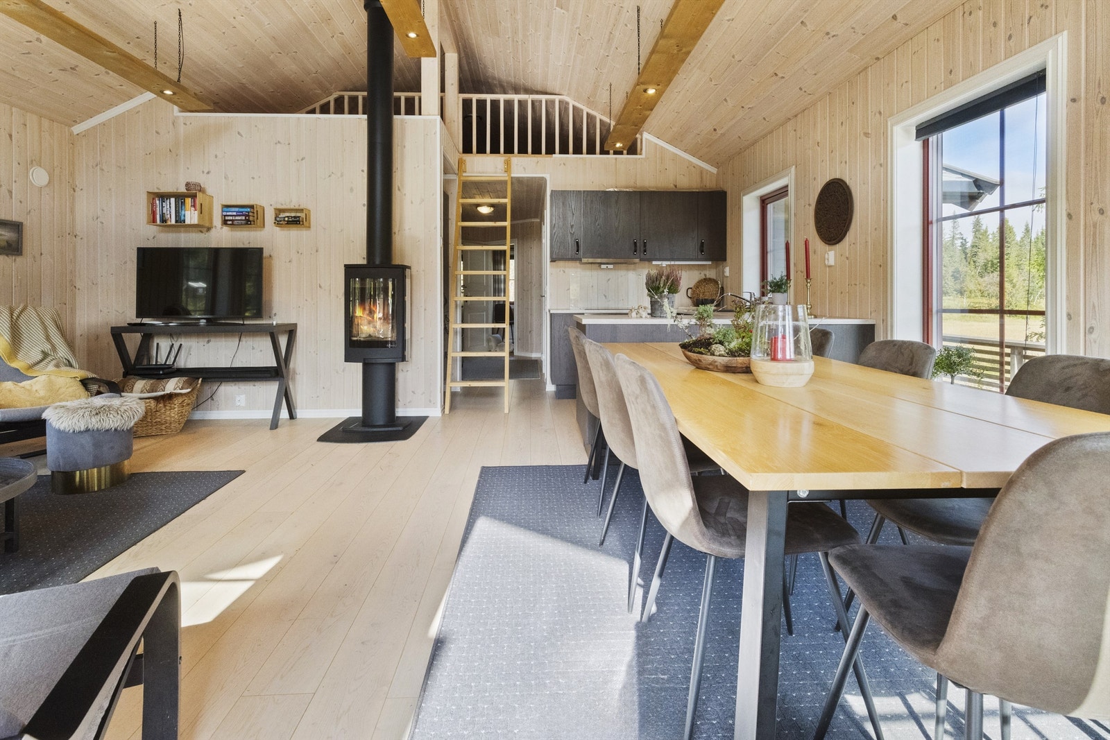 Frittstående peisovn med tre glassvegger/dør og plate på gulv Galleribilde