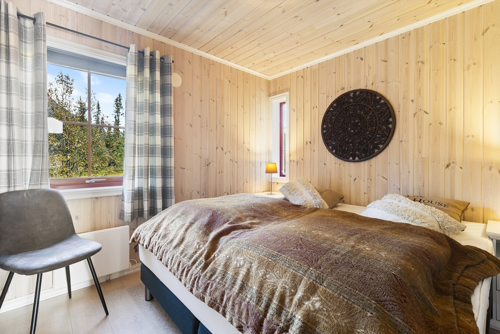 Soverom 2 med parkett på gulv, panel på vegger og panel i himling Galleribilde