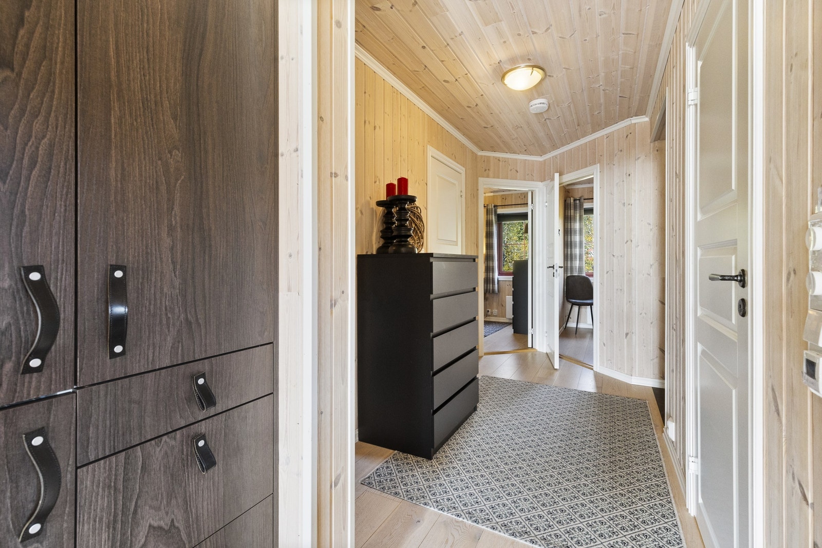 Over- og underskap samt høyskap i glatt utførelse Galleribilde