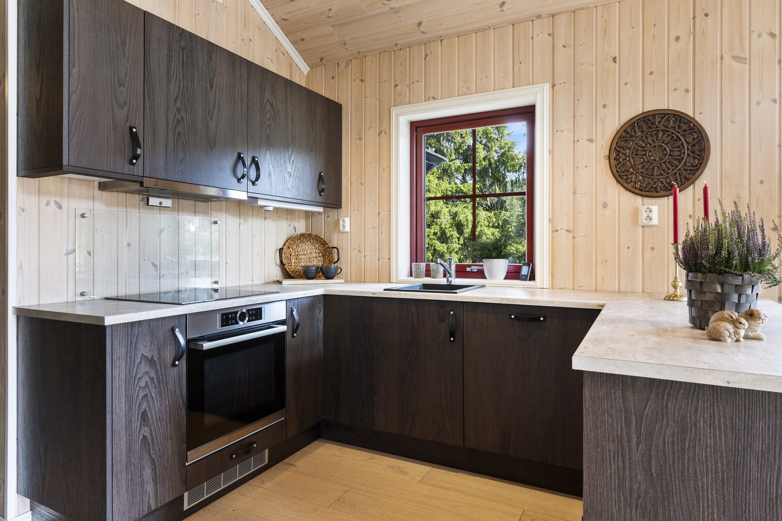 Pen kjøkkeninnredning med helintegrerte hvitevarer Galleribilde