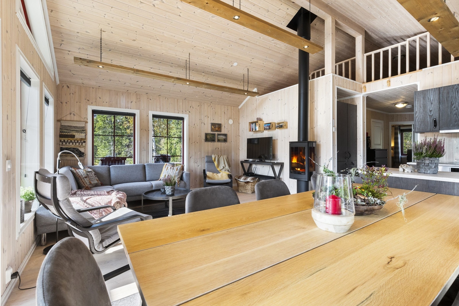 Rommet har høy takhøyde (opptil 3,85 m) som gir rommet en luftig atmosfære Galleribilde