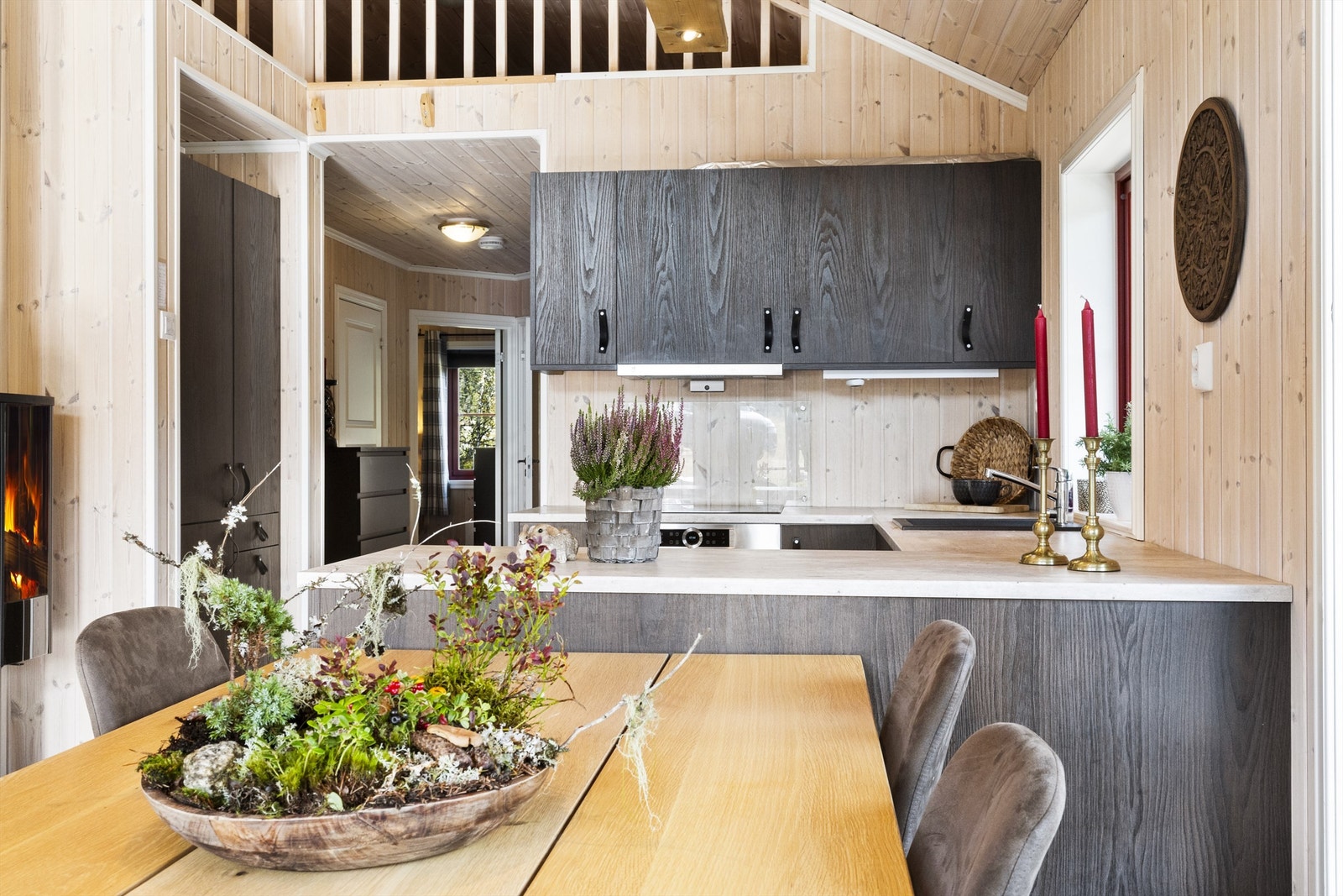 Åpen løsning mellom stuen og kjøkkenet Galleribilde