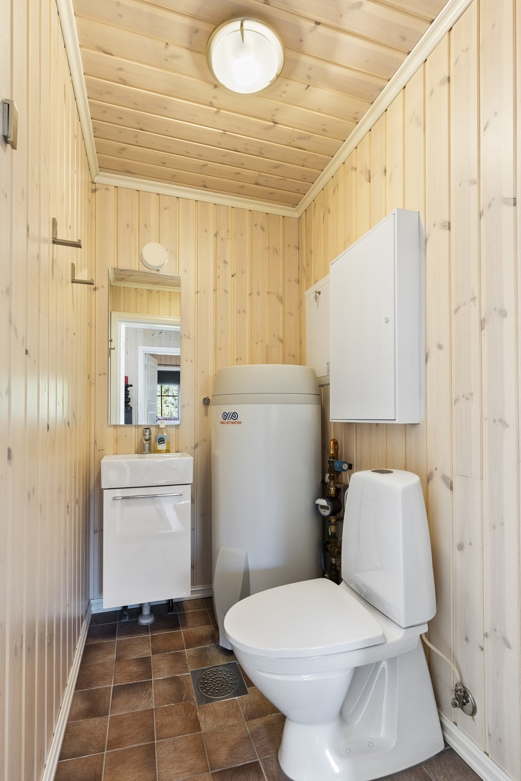 Separat wc-rom med servant og gulvstående toalett Galleribilde