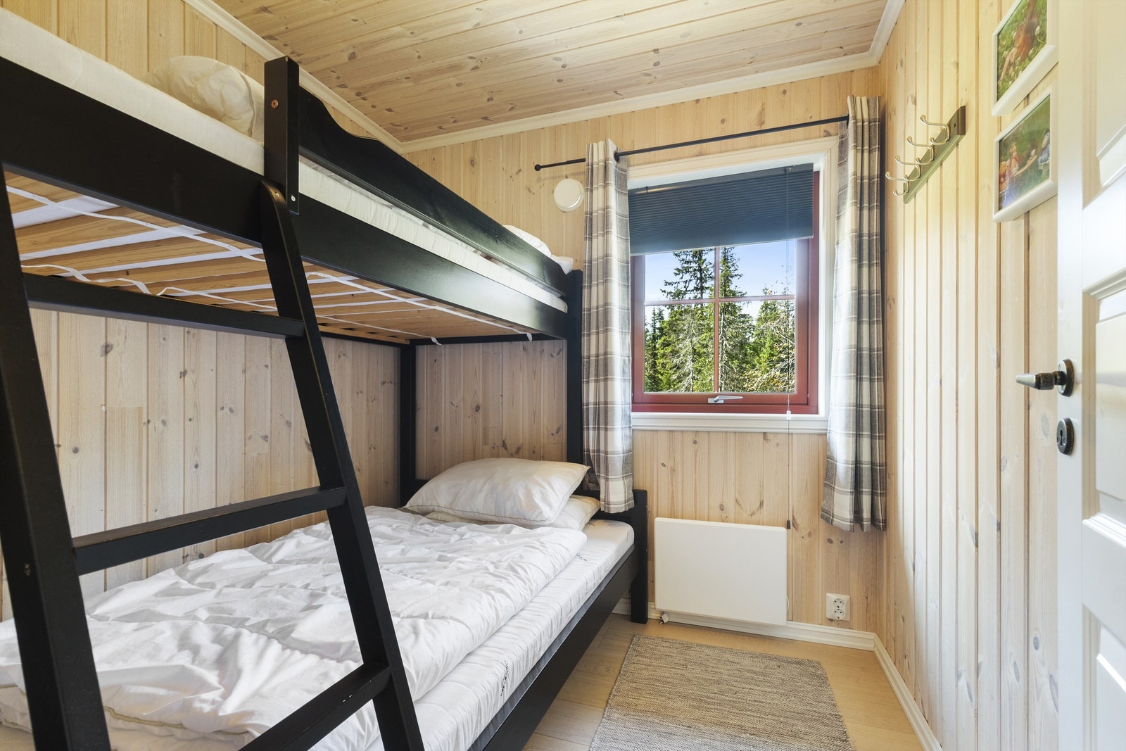 Soverom 3 med parkett på gulv, panel på vegger og panel i himling Galleribilde