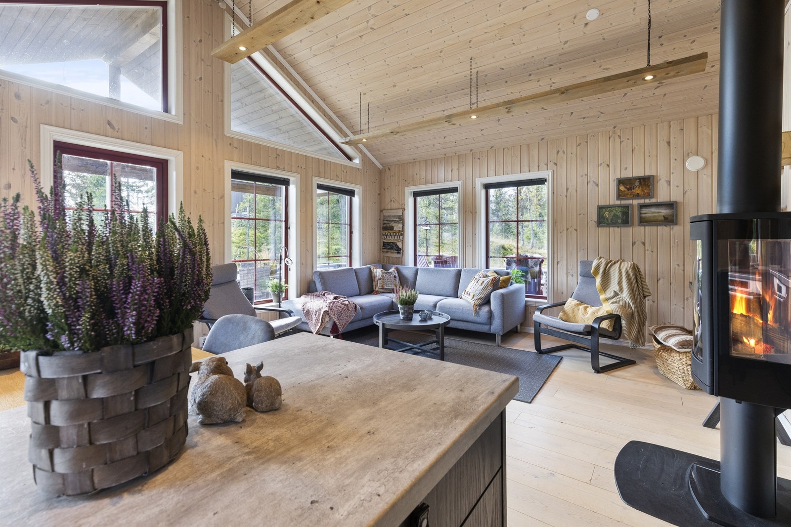 Lys og luftig stue med sofaområde samt spiseplass Galleribilde