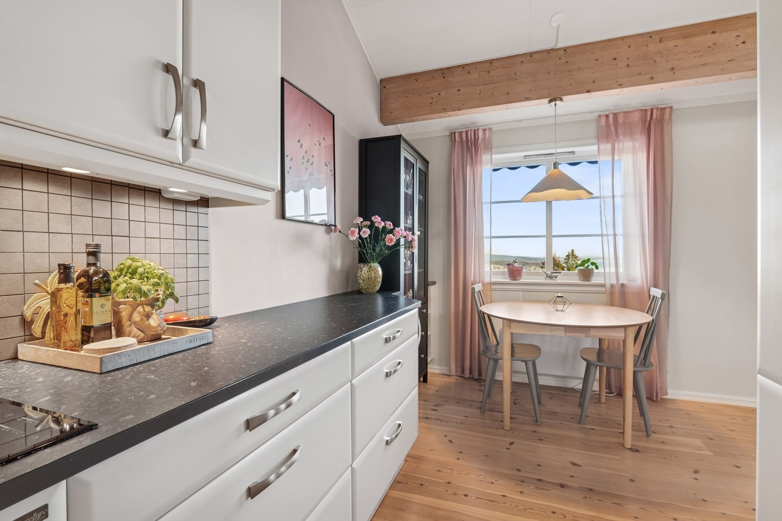 Kjøkkenet er lokalisert i delvis åpen løsning mot boligens stue i en privat del av rommet. Galleribilde