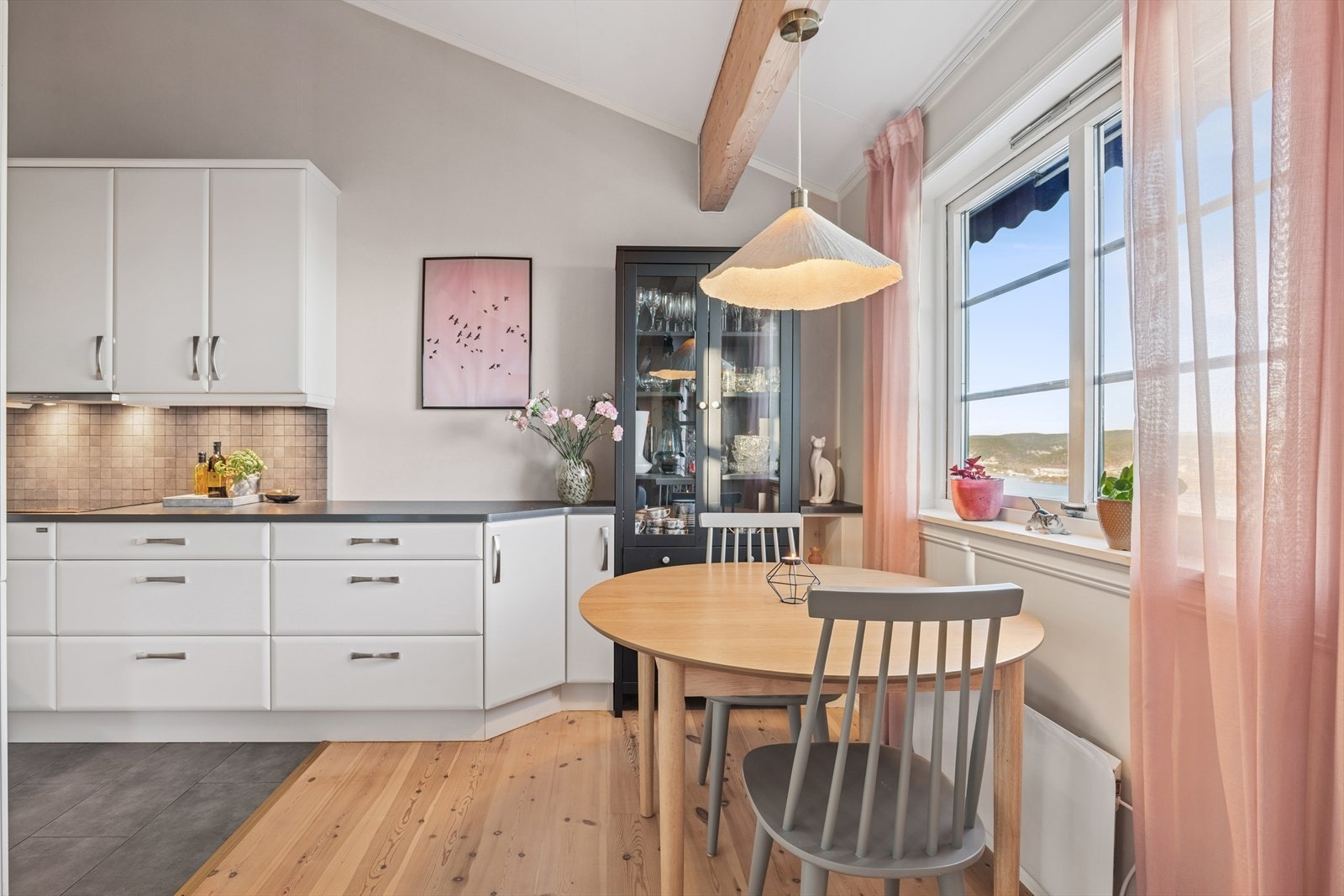 Det er god plass til hverdagslig spisebord i sonen mellom kjøkkenet og stuen. Galleribilde