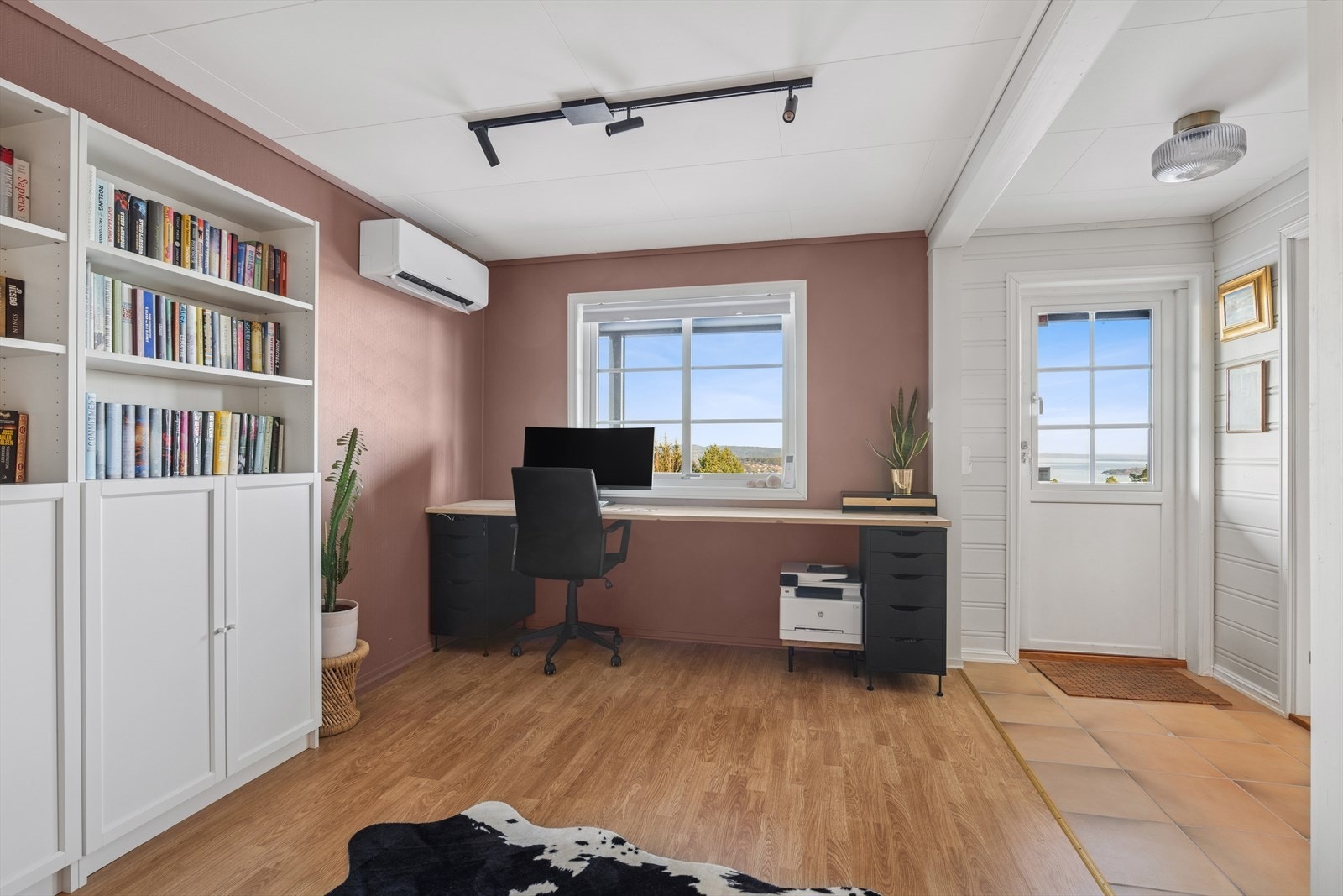 Stuen egner seg perfekt for de minste i familien og har god plass til innredning med sofa. Det er for øvrig god plass til innredning med kontormøblement for den som ønsker å jobbe hjemmefra. Det er montert varmepumpe i rommet i 2022. Galleribilde