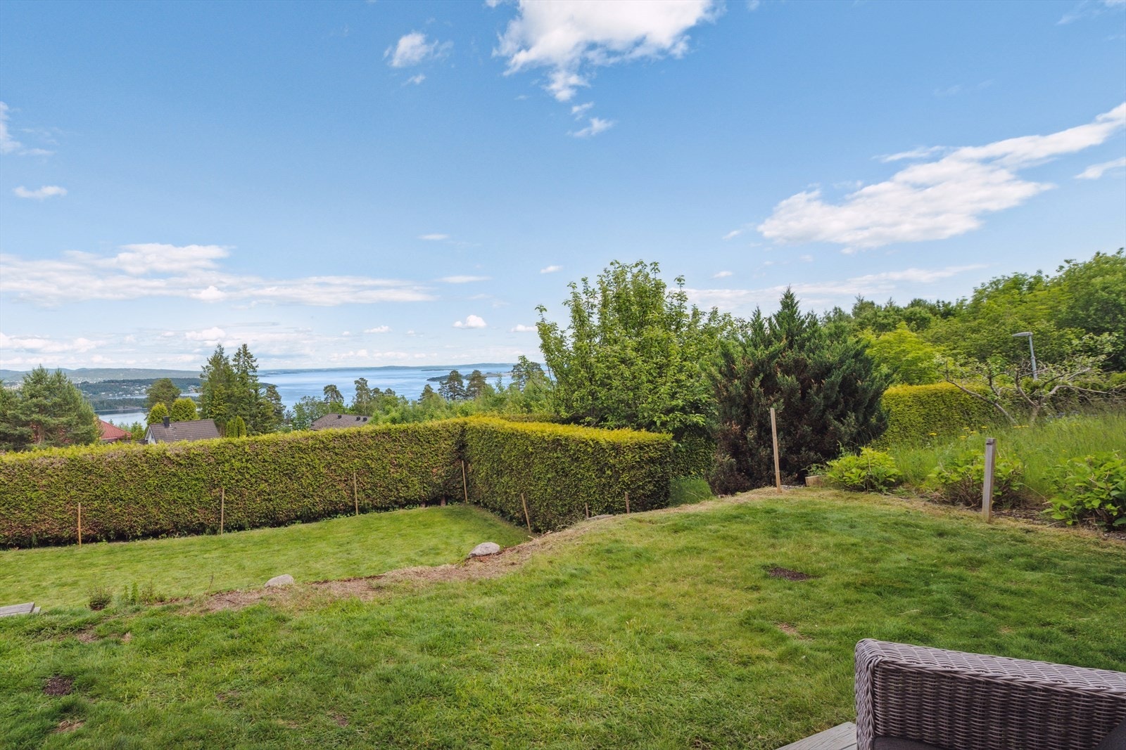 Hageområdet byr på en pen opparbeidelse med plenarealer og boltreplass for hele familien Galleribilde