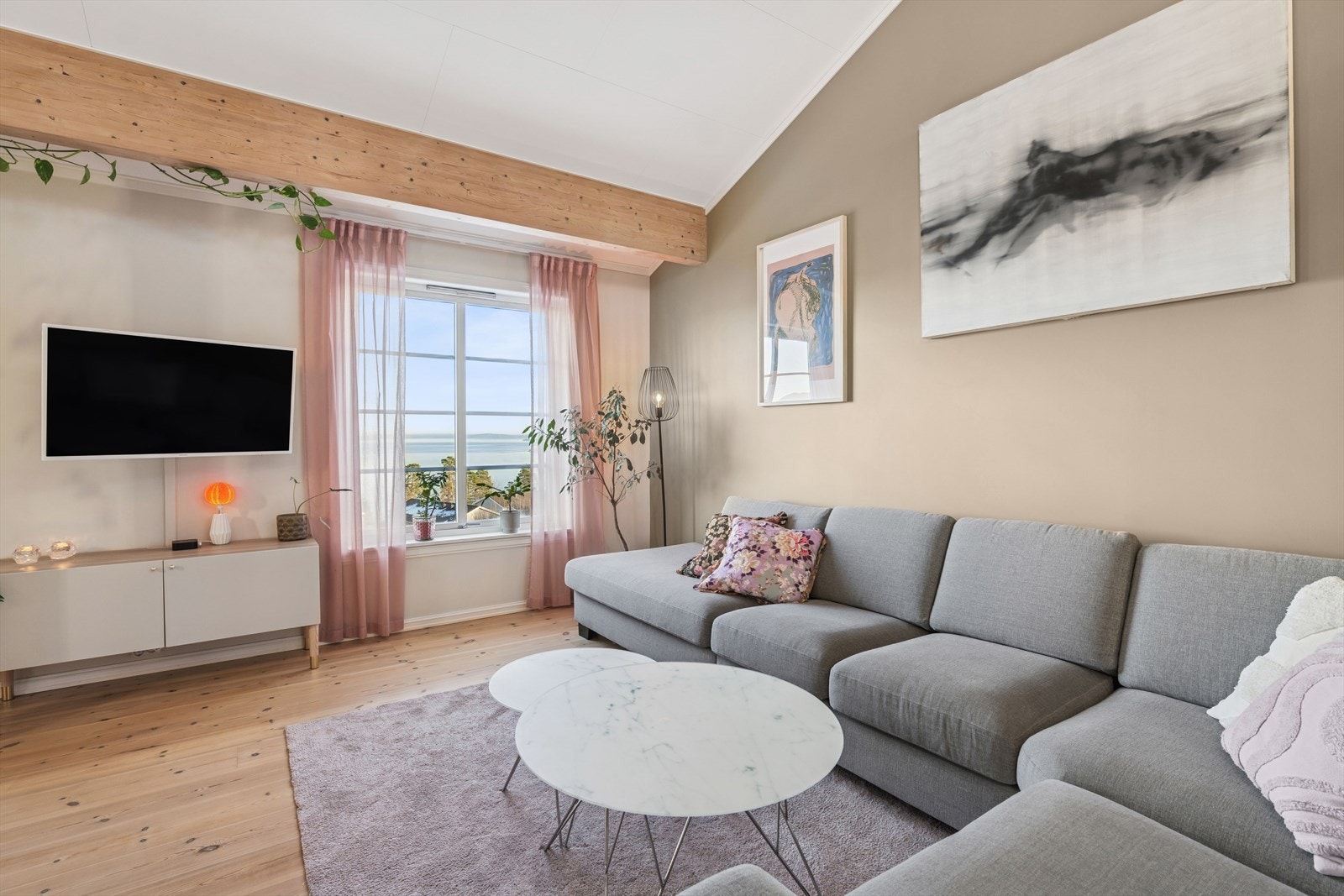 Videre har rommet flere vinduer slik at en får optimale lys- og utsiktsforhold. Galleribilde