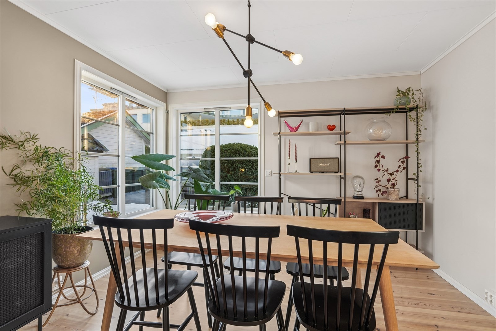 Store vinduene sikrer godt med dagslys i rommet. Det er montert utvendig markiser for fin solskjerming. Galleribilde