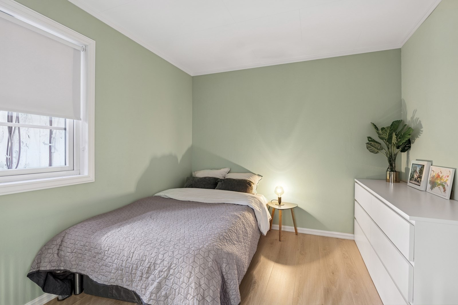 Dette soverommet byr på en luftig atmosfære og har plass til dobbeltseng med tilhørende nattbord. Rommet er på bakgrunn av sin fine størrelse allsidig og kan fint benyttes som f.eks gjesterom, bibliotek eller kontor. Galleribilde