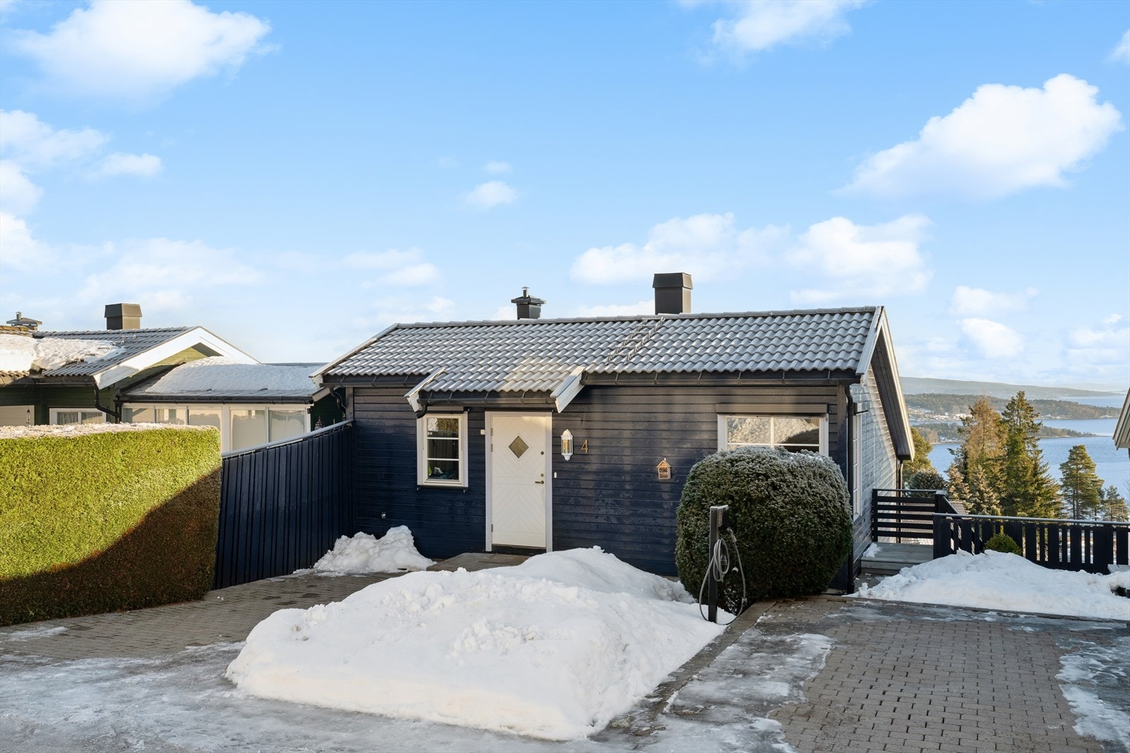 Det er lagt opp elbillader i forbindelse med parkeringsområdet og god plass for parkering av biler. Galleribilde