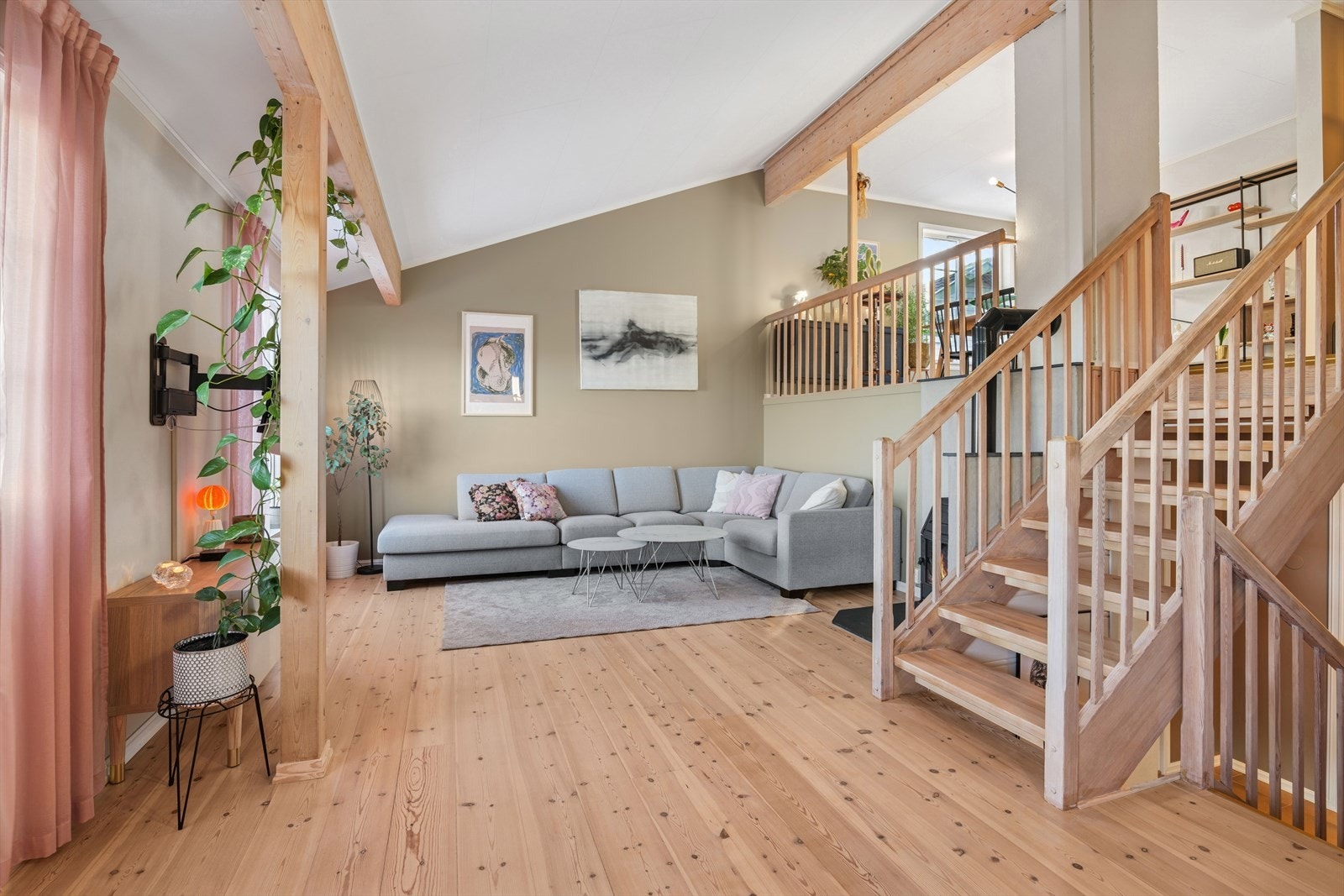 Rommet er gjennomført med moderne og tidsriktige fargevalg på vegger, tak og gulv og har en fin utforming med mange møbleringsmuligheter. Galleribilde