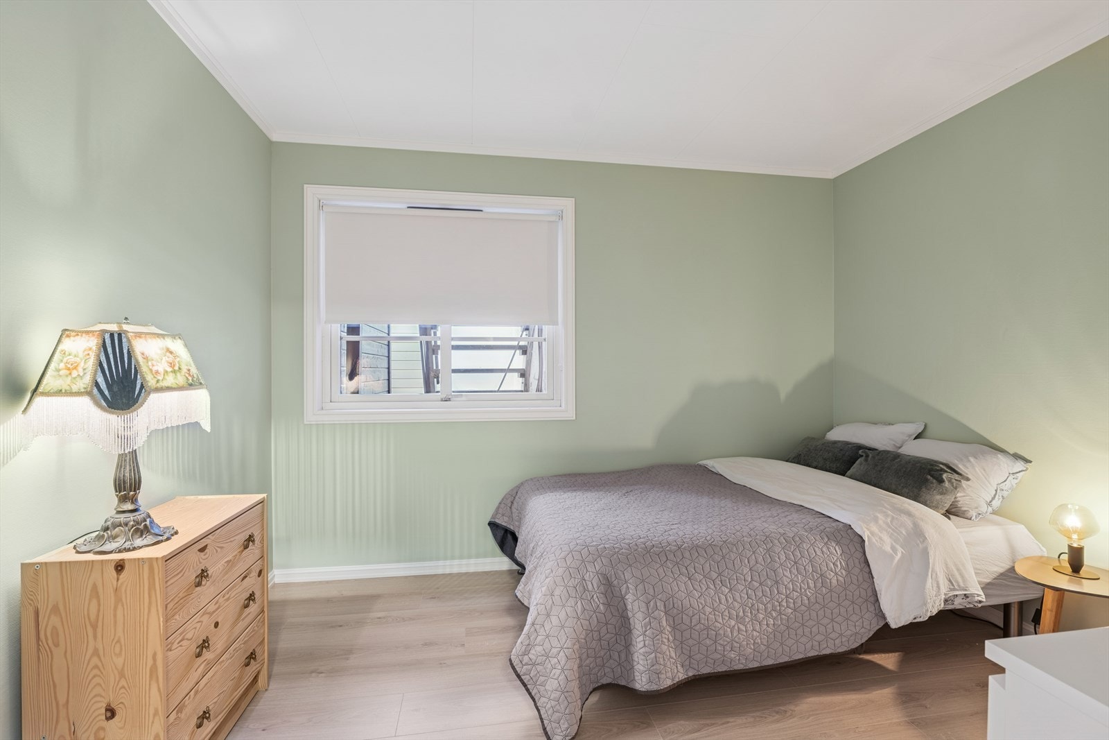 Boligens andre soverom er lokalisert en etasje opp fra hovedsoverommet. Galleribilde