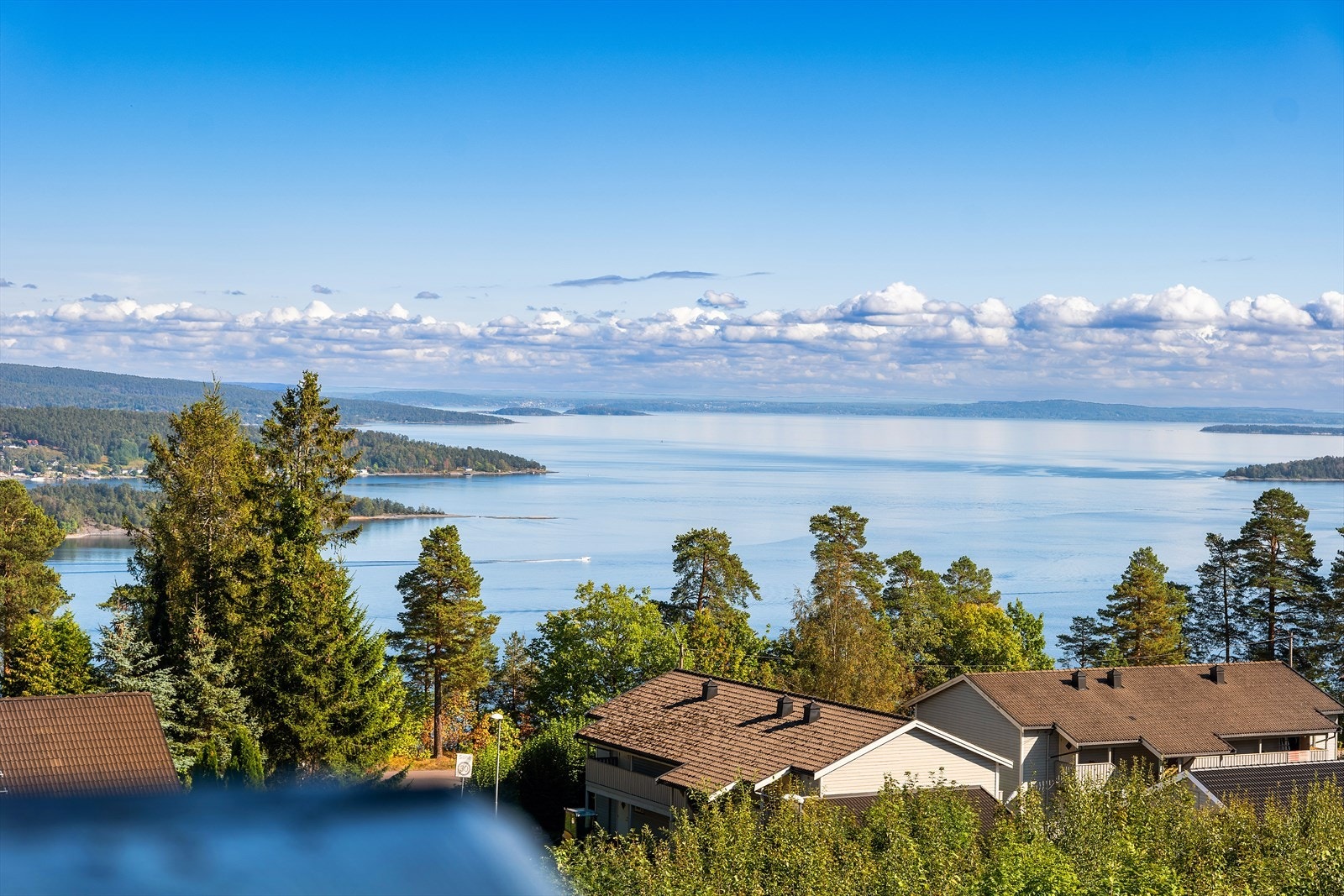 Utsiktsbilde fra balkong tatt på sommeren i regi av tidligere salg. Galleribilde