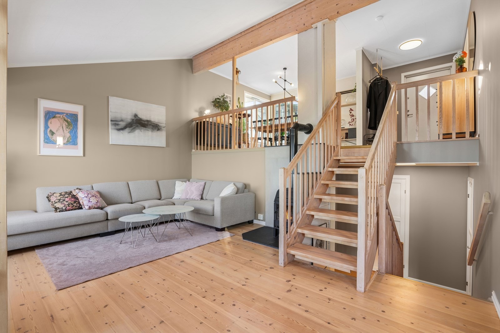 Fra spisestuen er det videre trappeadkomst til boligens stue. Galleribilde