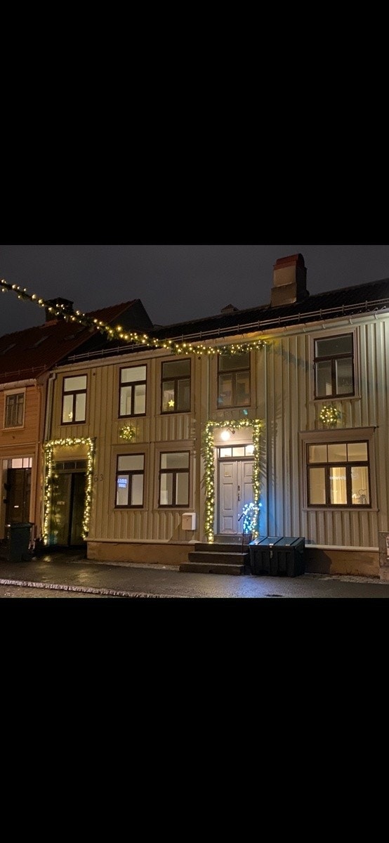 Fasade. Det pyntes opp med lys Galleribilde
