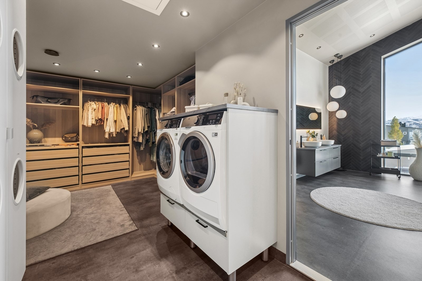 Fra badet er det videre adkomst til et vaskerom og walk-in garderobe. Galleribilde