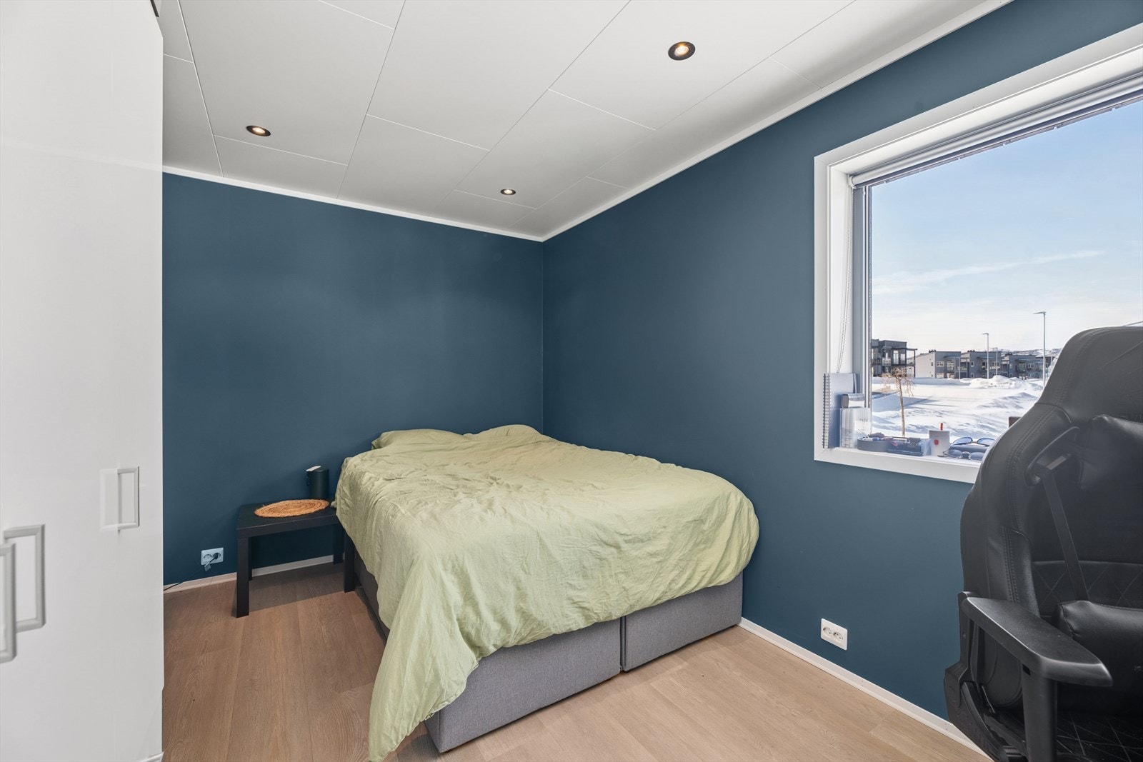 Romslig soverom med god plass til soveromsmøbler. Galleribilde