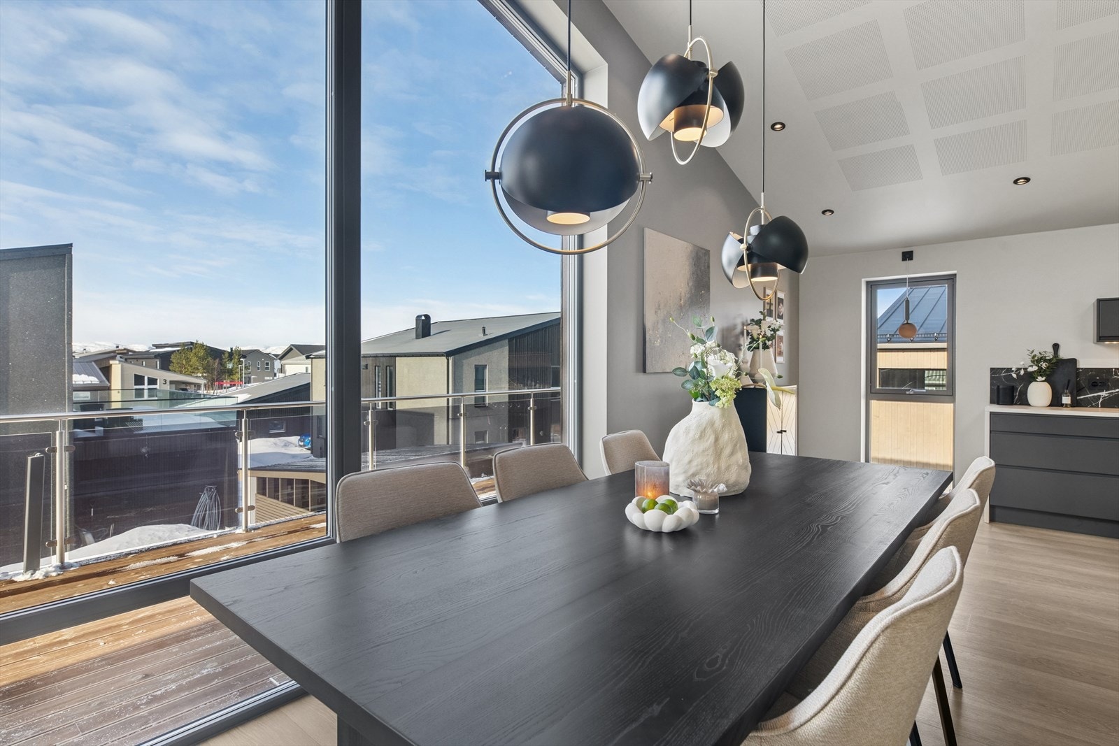 Ved kjøkkenet er det plass til en stor spisegruppe. Galleribilde