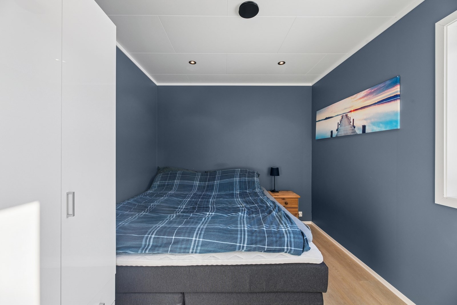 Komfortabelt soverom i hybel. Galleribilde