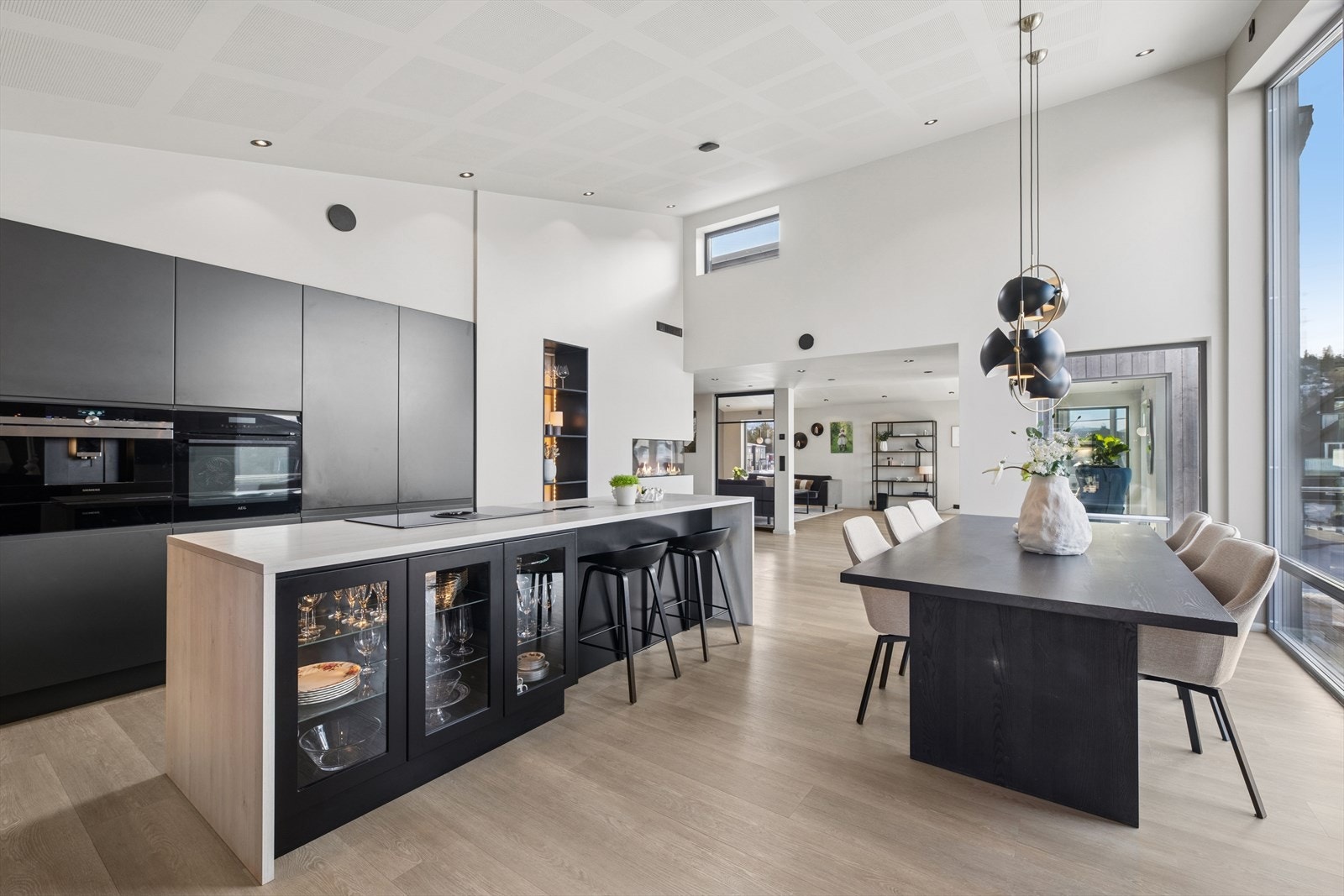 Kjøkkenet har godt med skap og benkeplass. Galleribilde