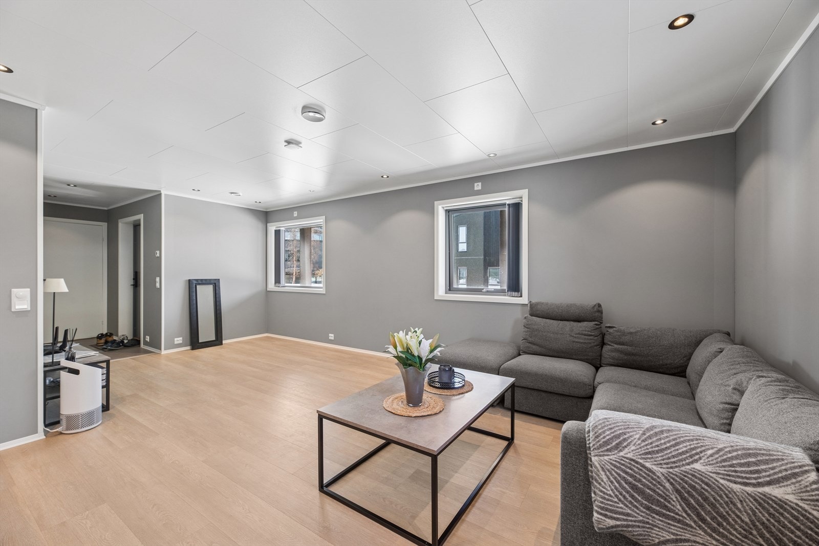 Stuen har et moderne fargevalg på veggene. For god belysning er det montert downlights i himlingen. Galleribilde