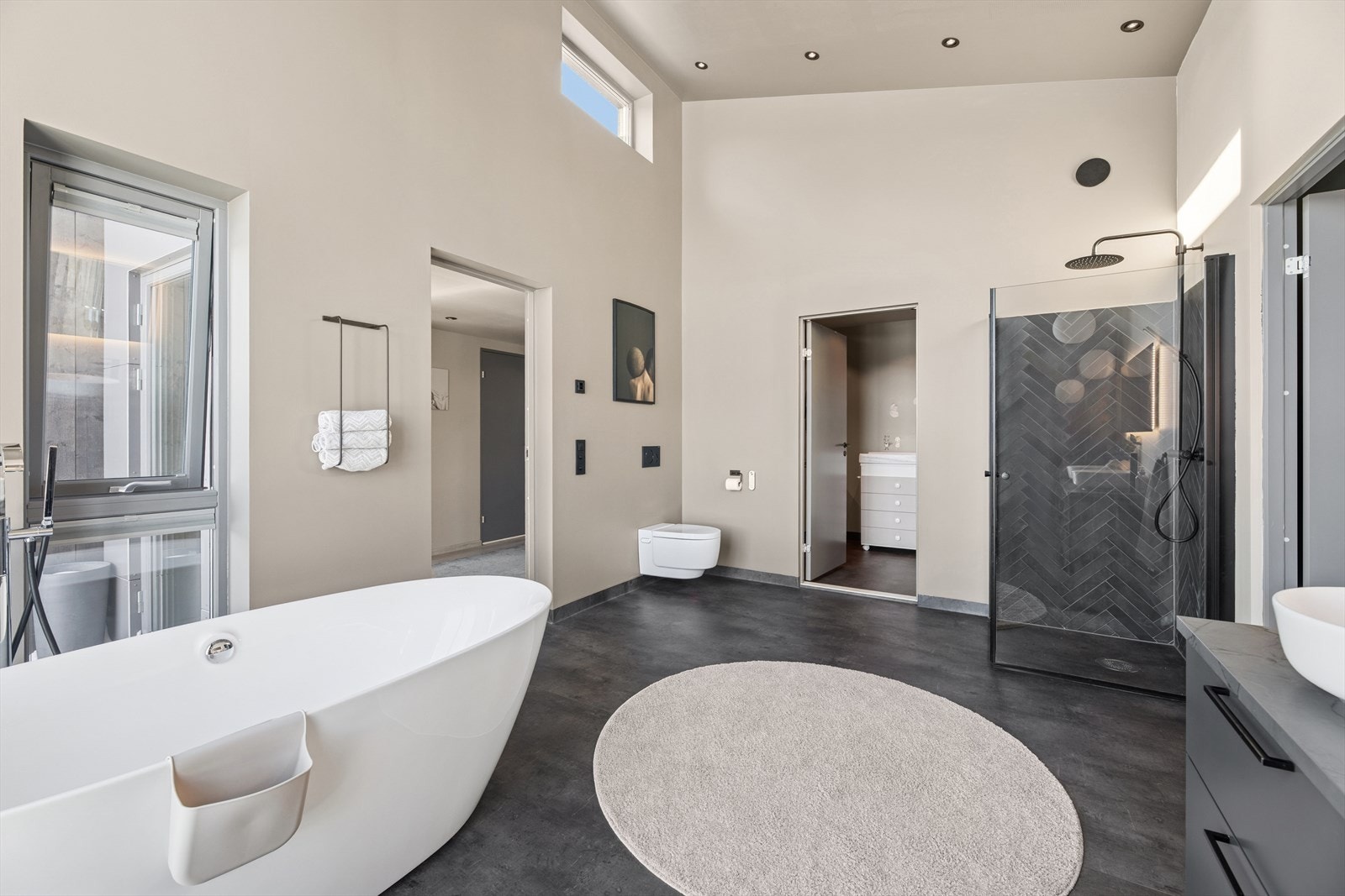 Påkostet bad bla. med spyletoalett Galleribilde