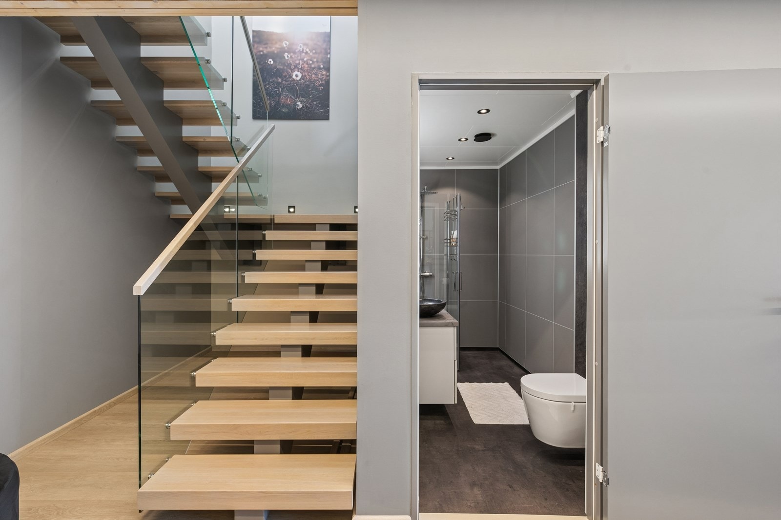 Trappen som gir adkomst mellom etasjene. Galleribilde