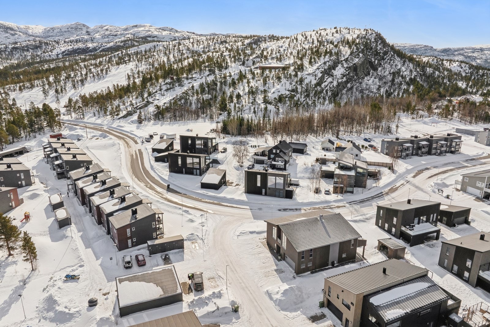 Det er kort gangavstand til både skole og barnehage, noe som gjør det ideelt for familier med barn. Galleribilde