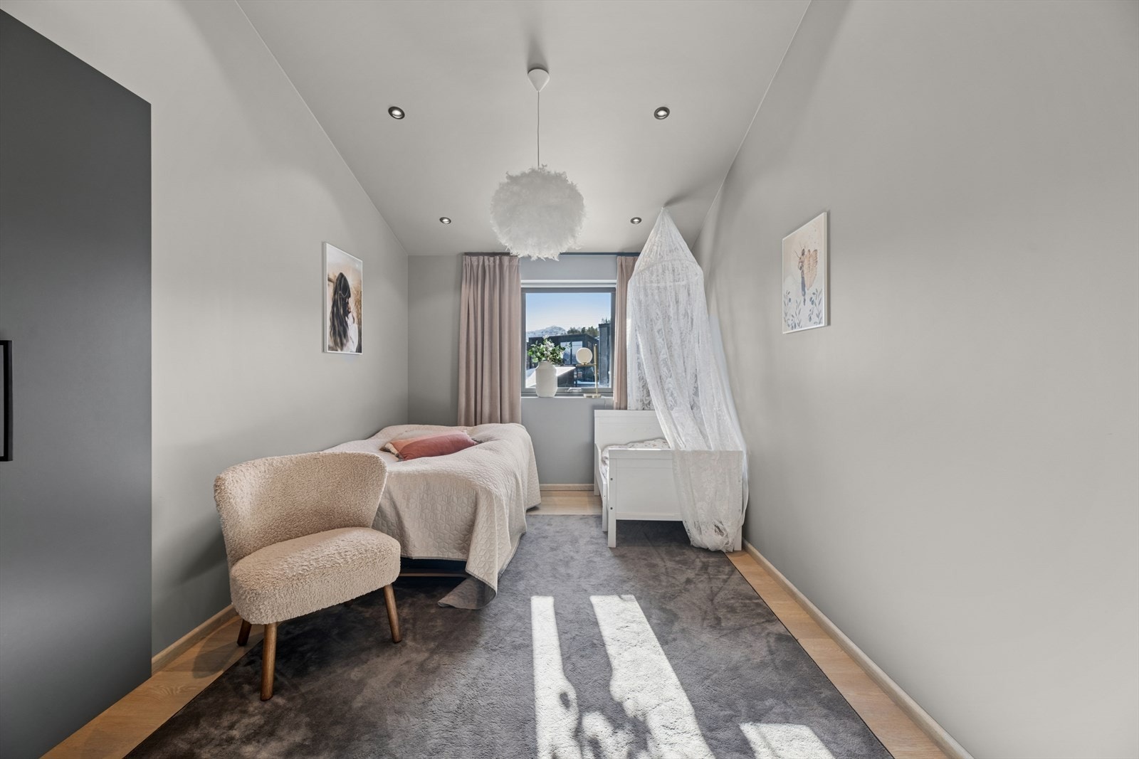 Soverom med laminatgulv og malte vegger. Rommet har god plass til seng og tilhørende møbler. Galleribilde