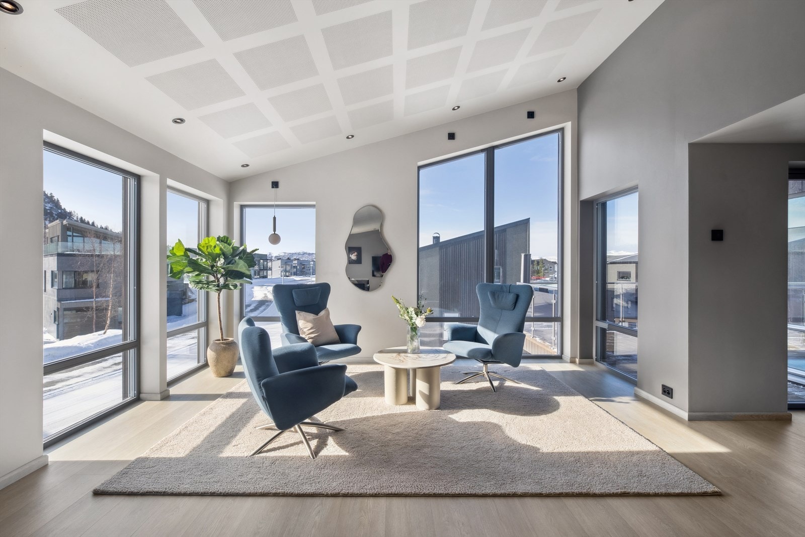 Ved de store vindusflatene er det plass til en komfortabel sittegruppe. Galleribilde