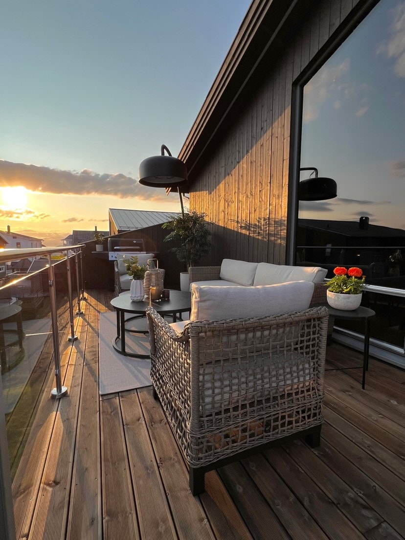 Sør-vest vendt veranda med utgang fra stue/kjøkken (privatfoto) Galleribilde