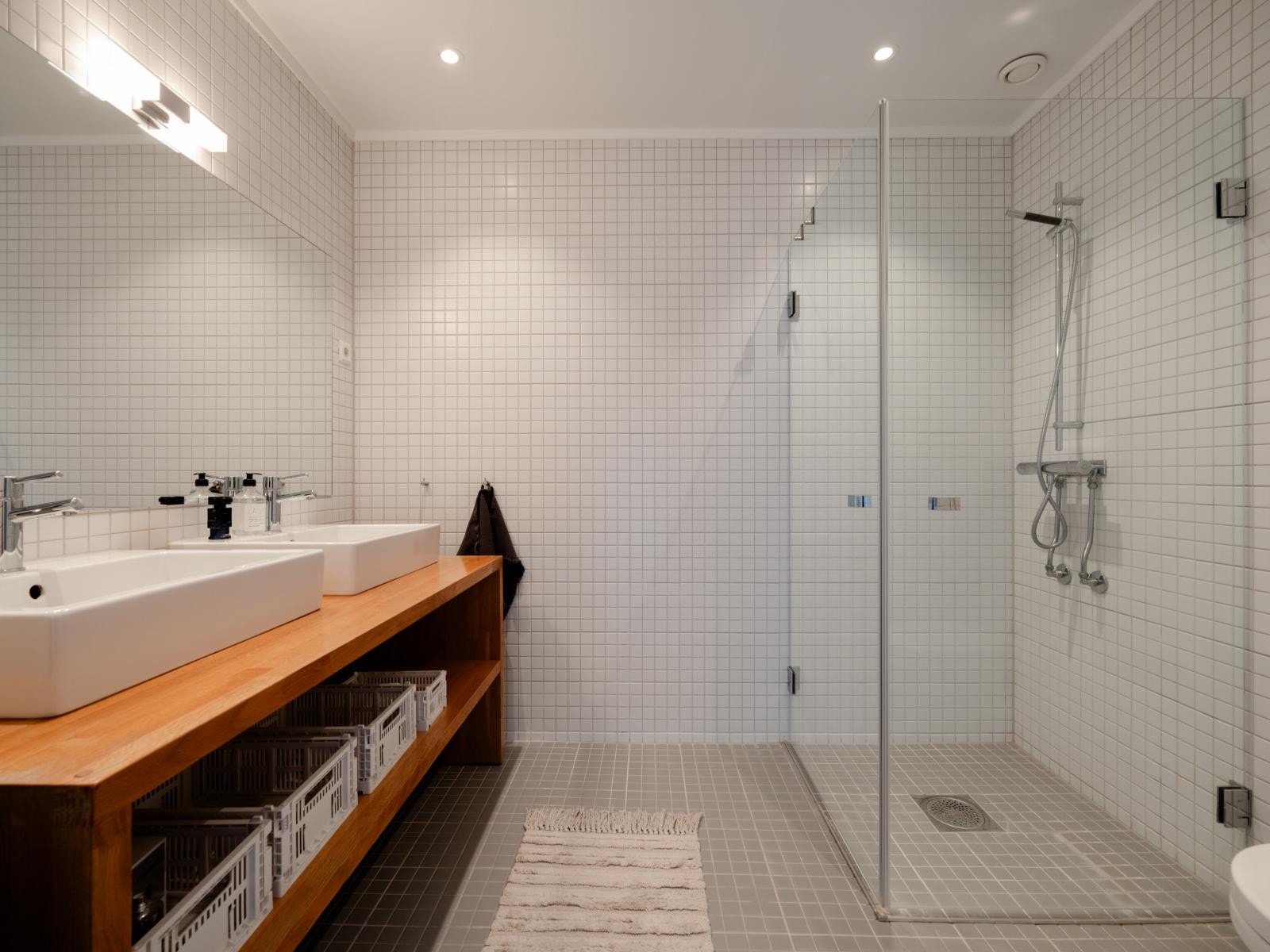 Baderom tilknyttet soverommene i gangen (ungdomsrommene) Galleribilde