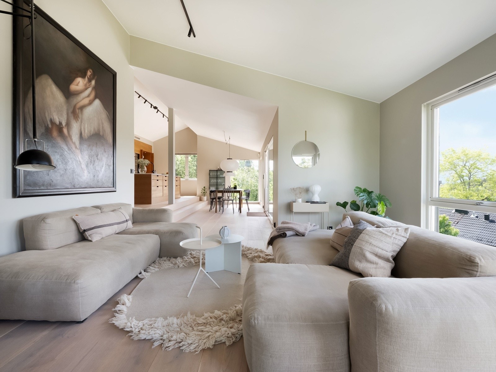 Eiendommen er i hovedsak malt i samme farge - "Washed linen" fra Jotun Galleribilde