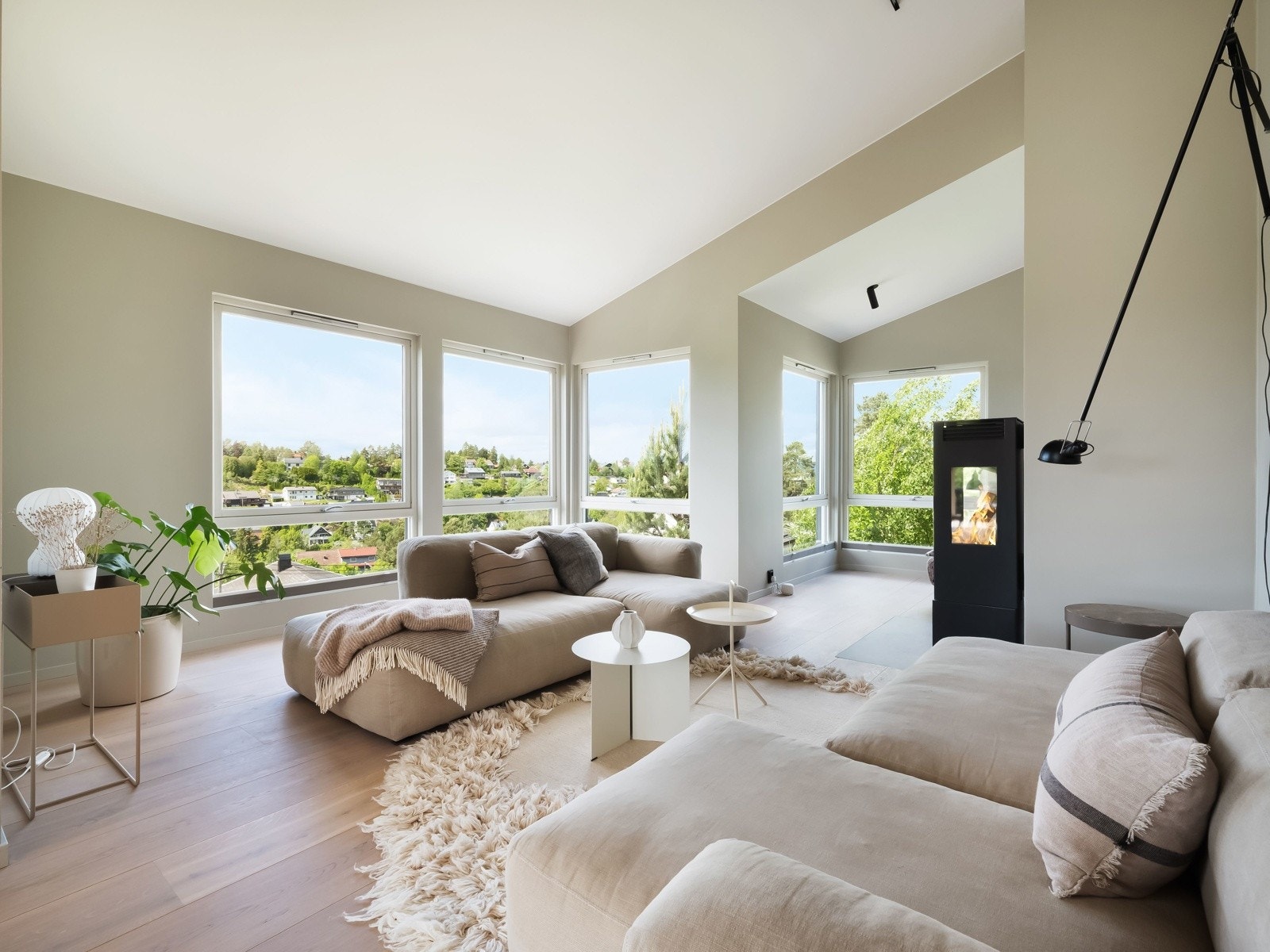 Foran peisen er den samme flisen som er brukt i kjøkken-nisjen nedfelt i gulvet Galleribilde