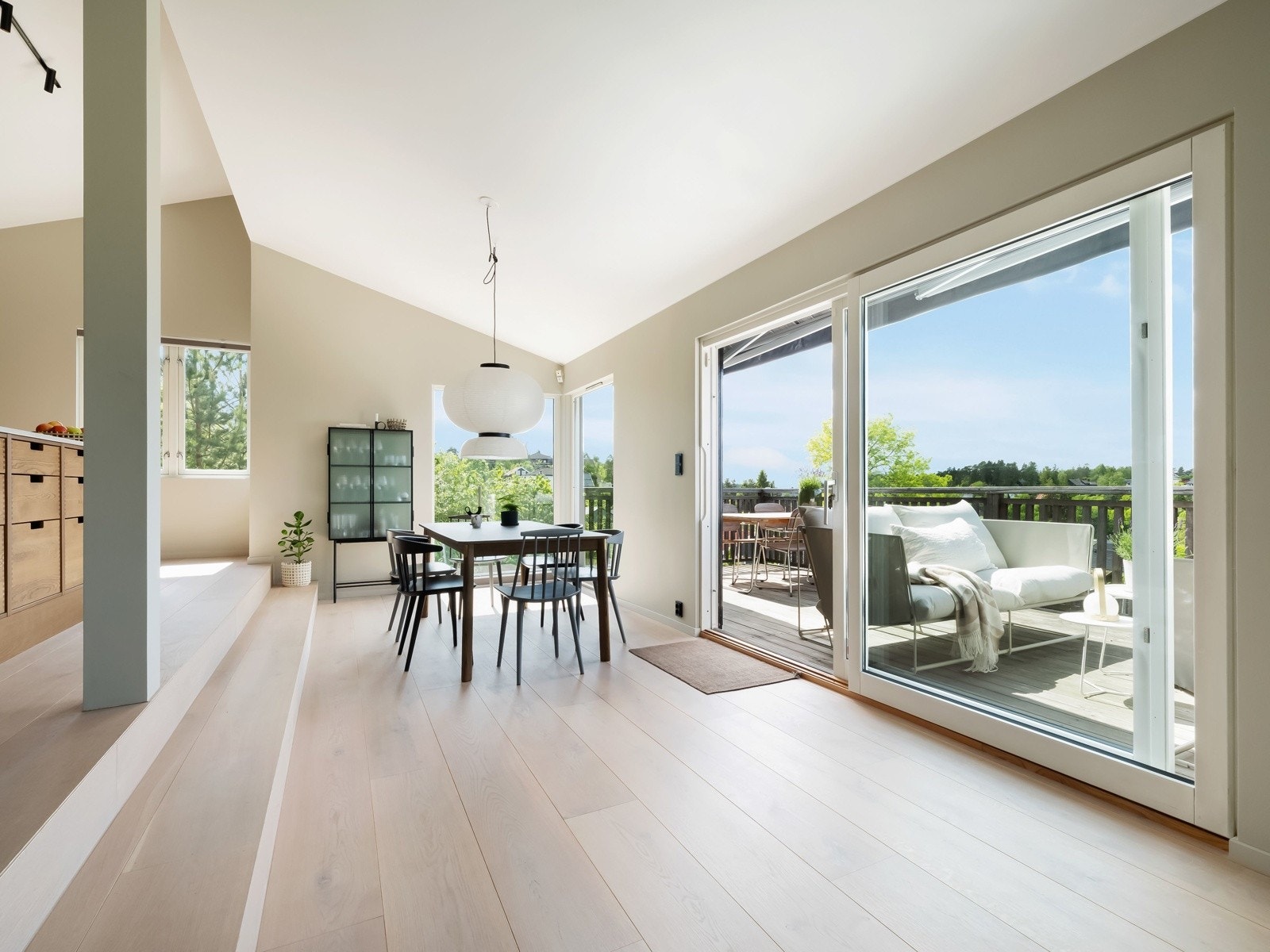 Stor plass til spisebord på terrassen - med sol fra tidlig morgen til kveld Galleribilde