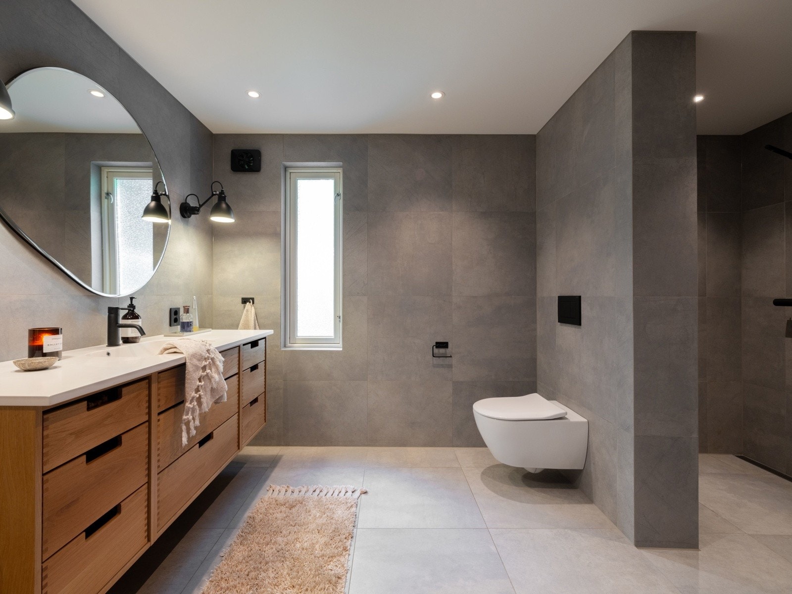 Baderomsinnredningen er i samme modell som kjøkkenet, men i lys eik fra JKE Galleribilde