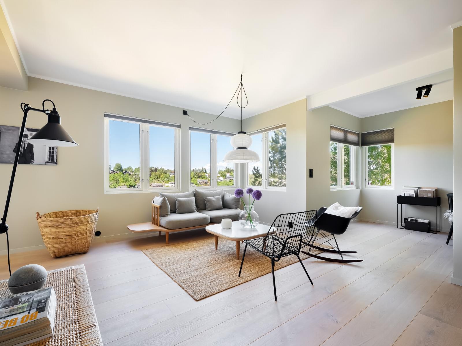 Stue i underetasjen - dette er opprinnelig byggemldt som sekundærleilighet og kan leies ut Galleribilde