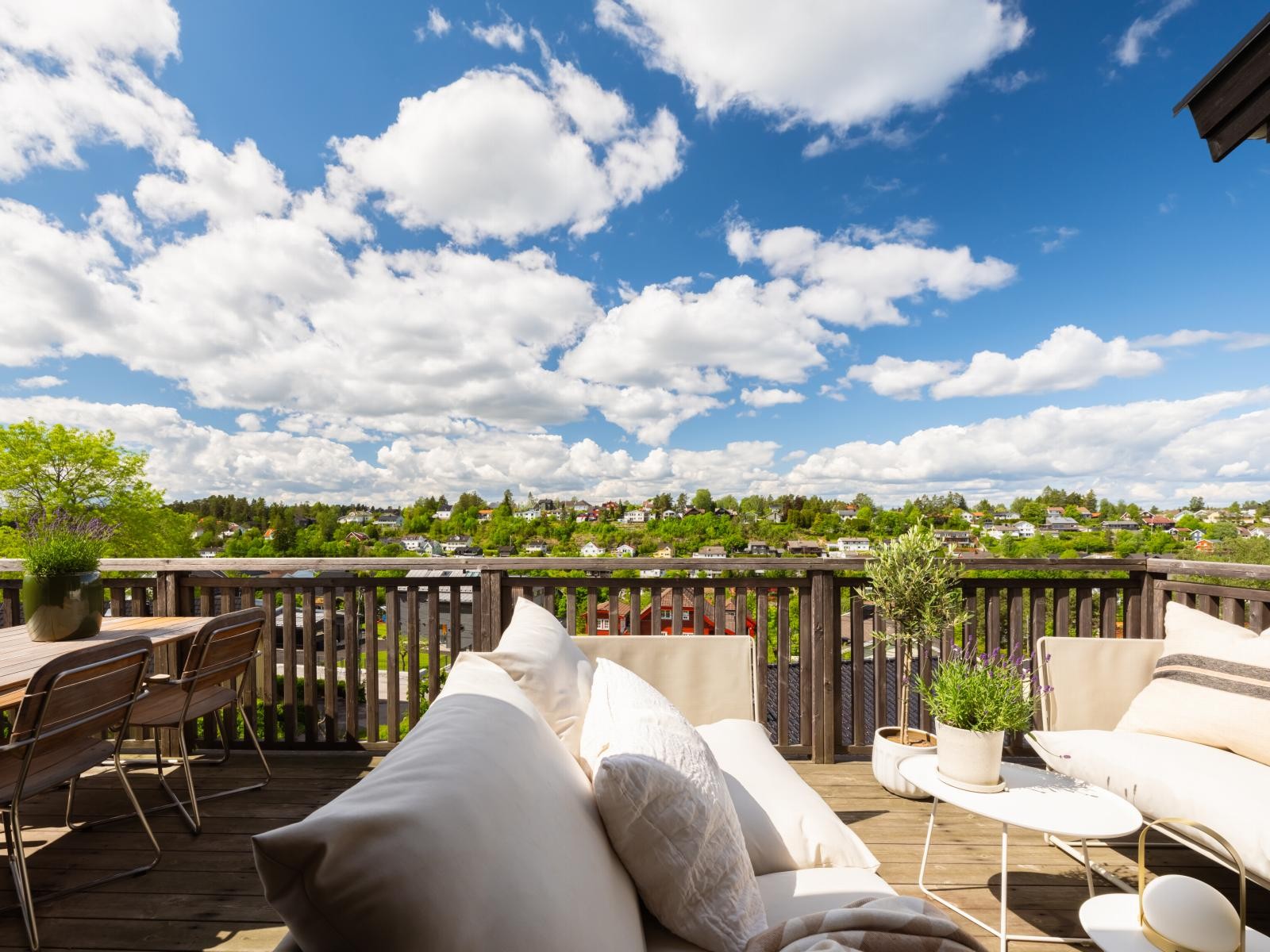 Fra stue og terrasse er det en fantastisk utsikt Galleribilde