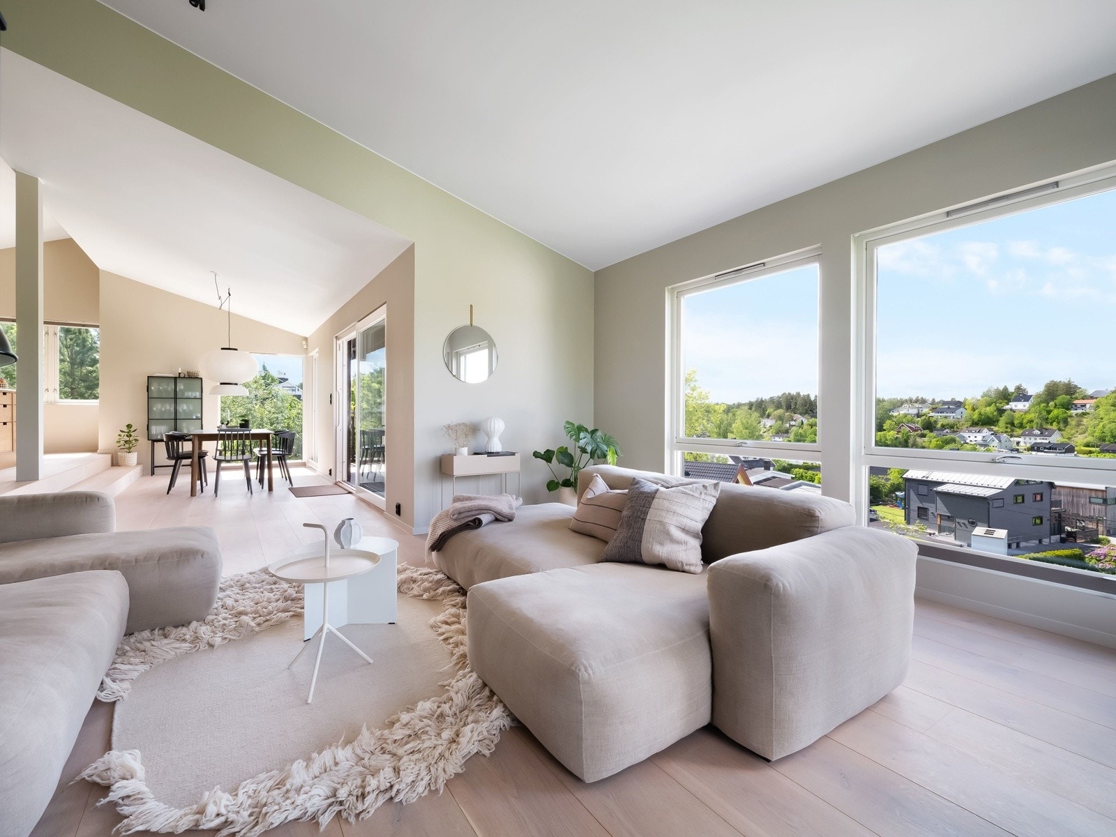 Stuen er lys og luftig med panoramautsikt Galleribilde