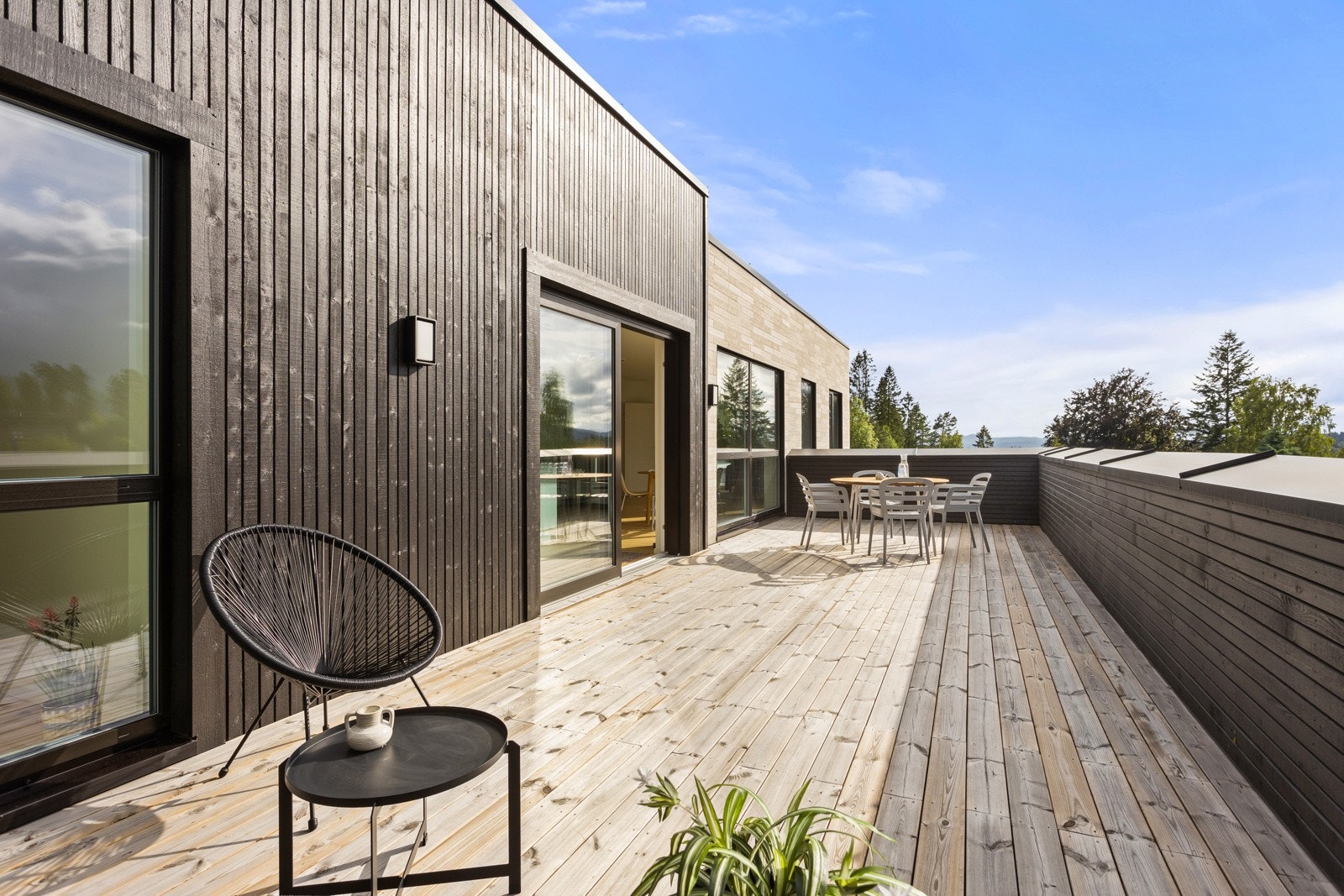 En strøken, nyoppført 4-roms toppleilighet beliggende i et attraktivt og veletablert boligområde. Galleribilde