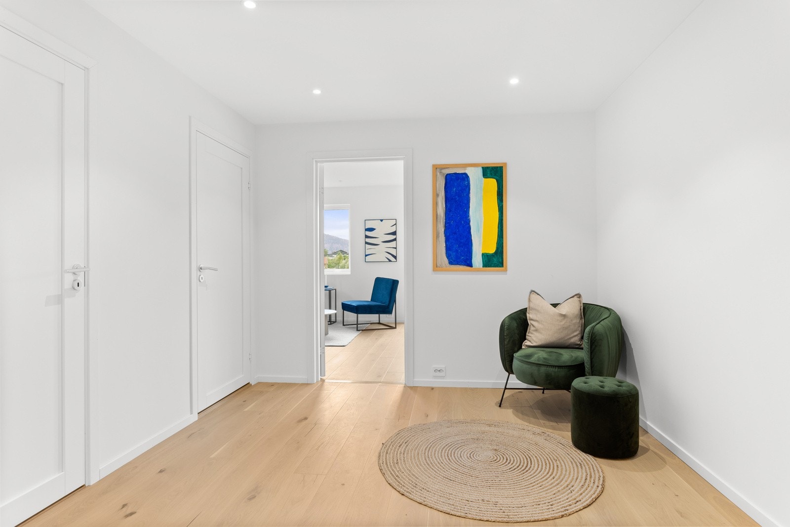 Her er det god plass til dobbeltseng, nattbord, garderobeløsning og annet møblement. Galleribilde