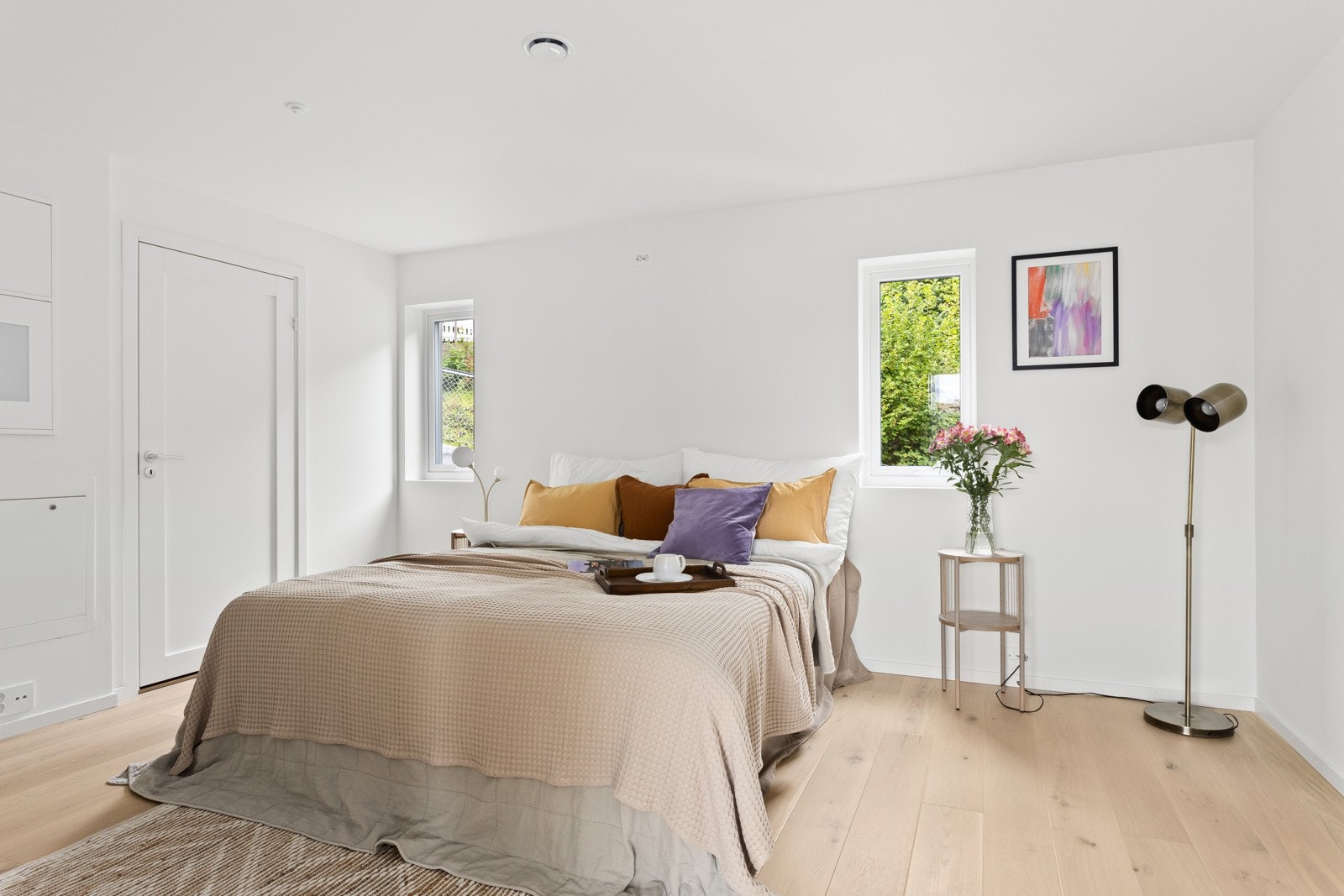 Leiligheten har tre gode soverom. Rommene har godt med naturlig lys og gode muligheter for lufting. Galleribilde